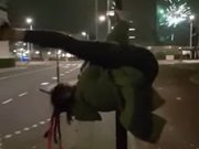 Une fille fait du pole dance