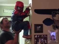 Un papa joue à Spider-Man avec son…