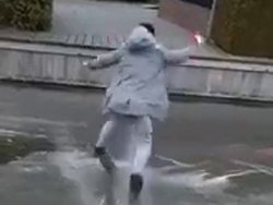 Une femme chute sur un canal gelé