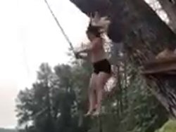 Une fille saute avec une corde