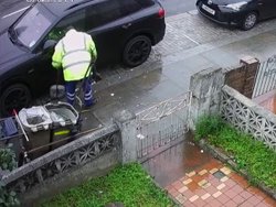 Un employé jette les ordures chez…