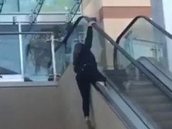 Une fille monte un escalator