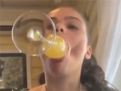 Une fille boit un verre cul sec