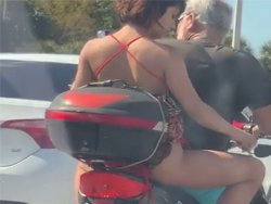 Une femme se rase sur sa moto