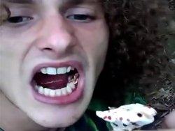 Un mec mange un champignon cru