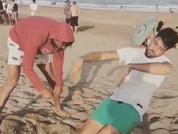 Un homme gonflable sur la plage