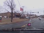Un homme fait tomber le siège auto…