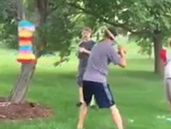 Un homme frappe dans une piñata