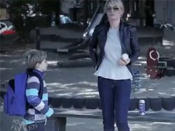 Une blonde ouvre un soda pour son fils