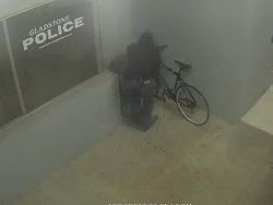 Un abruti tente de voler un vélo