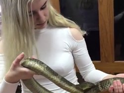 Une blonde avec un cobra royal