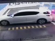 Une voiture se bloque dans un parking