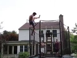 Un jeune chute d'un trampoline