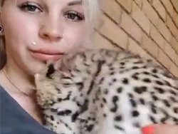Une blonde avec un léopard
