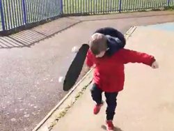 Un enfant tente un trick avec un skate