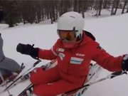Une monitrice s'en prend à un skieur…