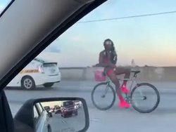 Un homme fait du vélo à l'envers…