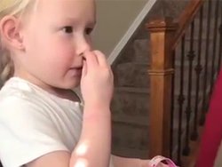 Une petite fille mange une croquette…