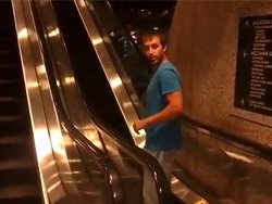 Un abruti dans un escalator