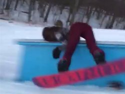 Une fille tente un trick en snowboard
