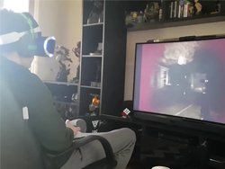 Un mec joue en VR