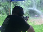 Le souffle de l'AK-47 dévie la pluie