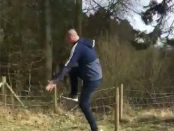Un abruti tente de sauter une clôture