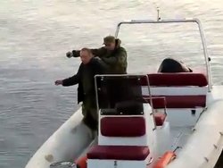 Deux russes jettent une grenade dans…