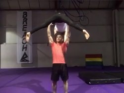 Un couple tente une figure acrobatique