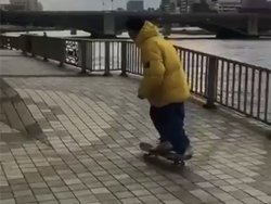 Un skateur perd son skate en tombant