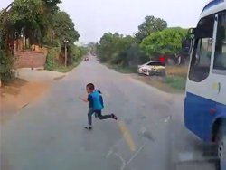 Un enfant traverse la route