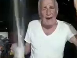 Un vieil homme boit une bière
