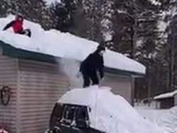 Un homme saute d'un toit en ski
