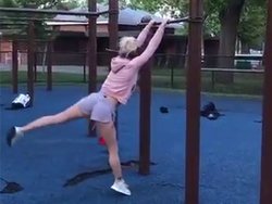 Une jolie blonde tente une acrobatie