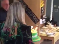 Une femme apporte un gâteau à son…