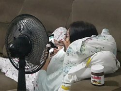 Une femme utilise un ventilateur pour…