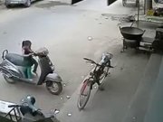 Une petite fille prend un scooter