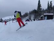 Un homme tente un 360 en ski