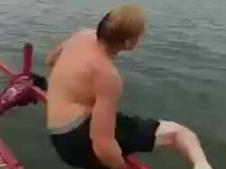 Un mec tente un plongeon depuis un…