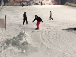 Un mec en snowboard s'éclate par…