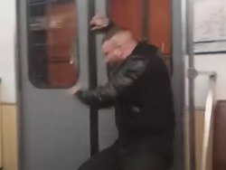 Un russe pressé de sortir du métro