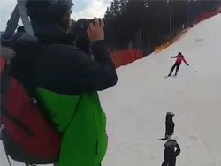 Une femme en ski n'arrive pas à…