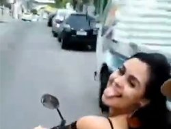 Une brune fait la maline en scooter