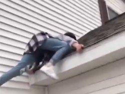 Une fille tente de grimper sur un toit