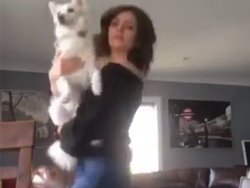 Une fille veut danser avec son chien