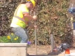 Un ouvrier heureux d'aplanir le sol