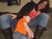 Un enfant s'endors entre les jambes…