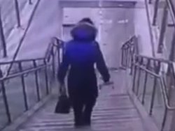 Une femme descend les escaliers à sa…