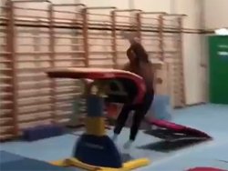 Un gymnaste glisse sur un tremplin