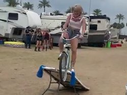 Une jolie blonde fait un saut en vélo